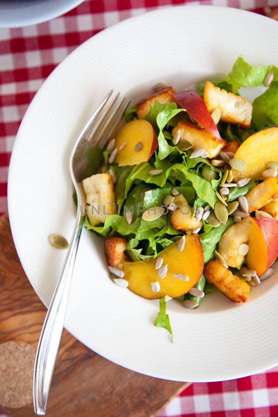 Delicious salad with endive, haloumi and nectarines