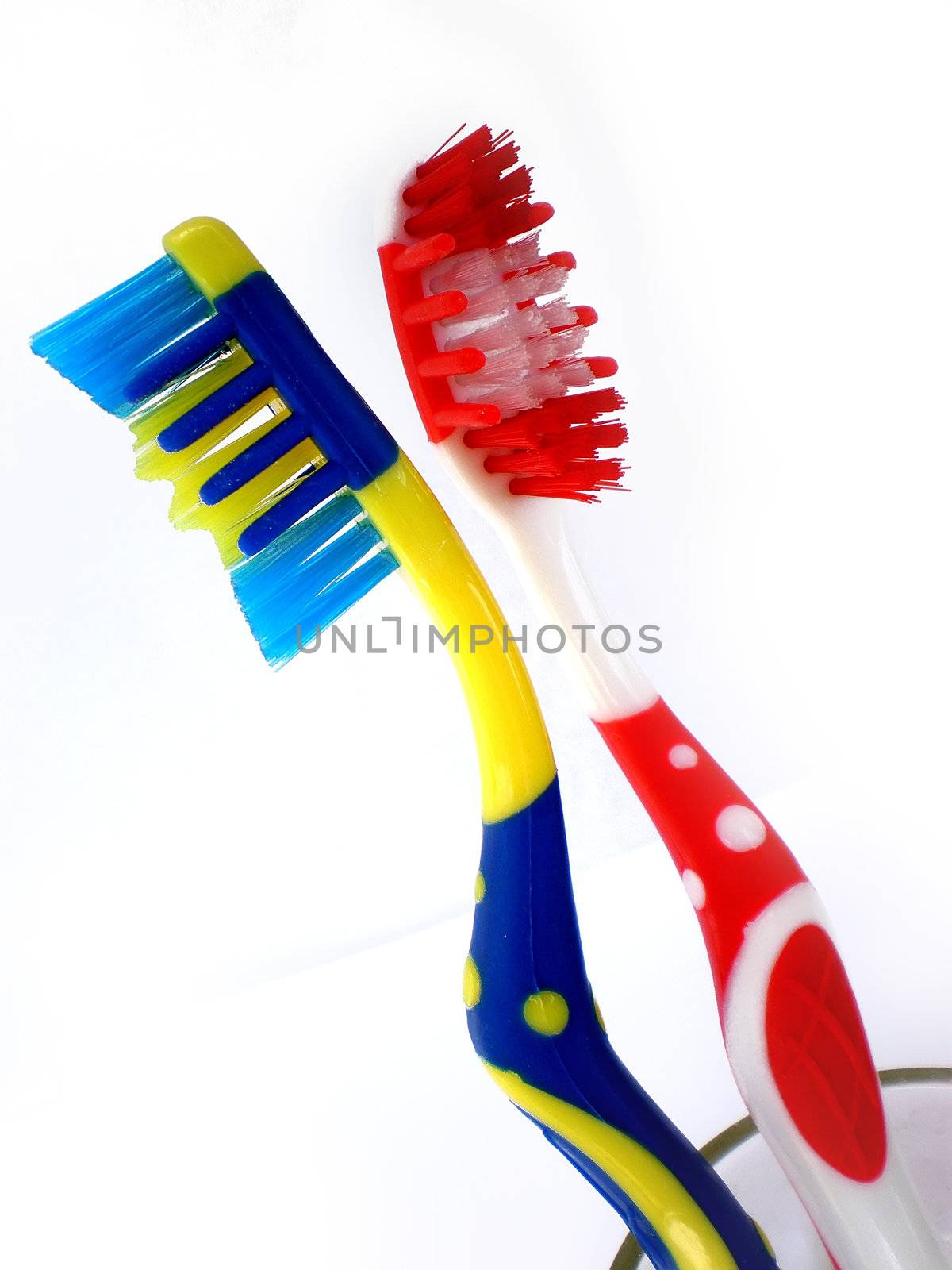 red and blue toothbrushes isolated on white background