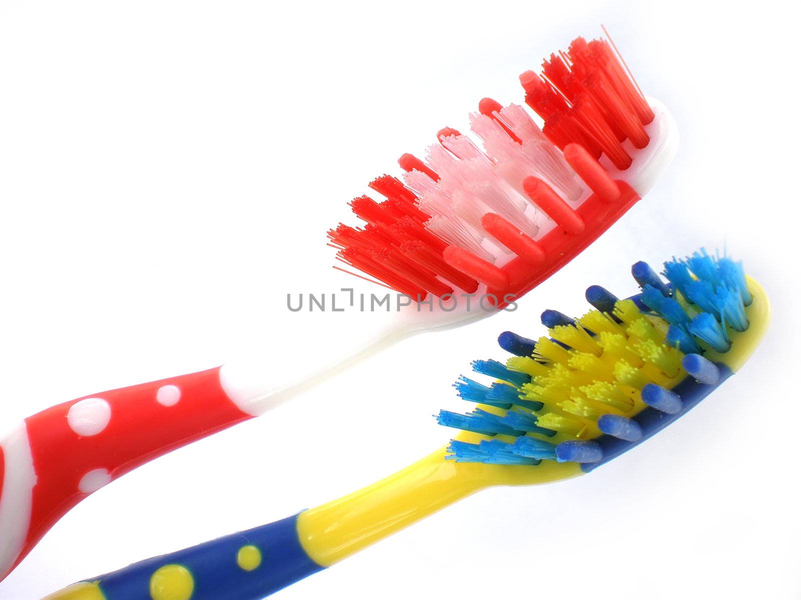 red and blue toothbrushes isolated on white background