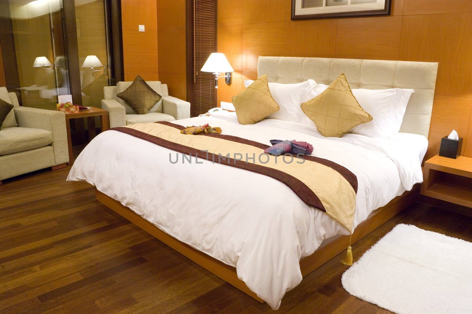 Image of a comfortable looking hotel bedroom.