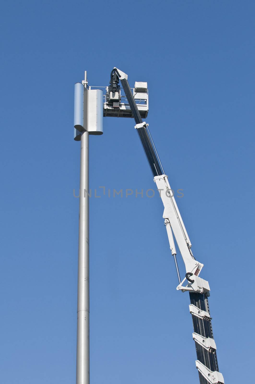 Installation of a GSM antenna with a platform