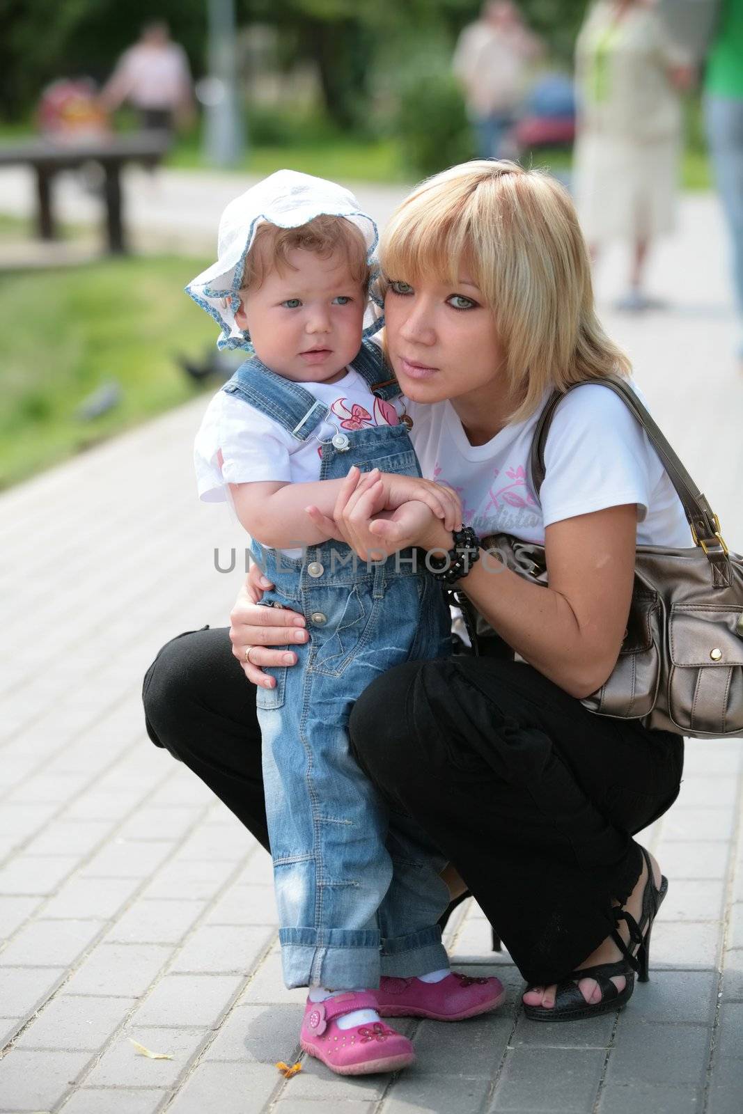 mamma and daughter in park on walk