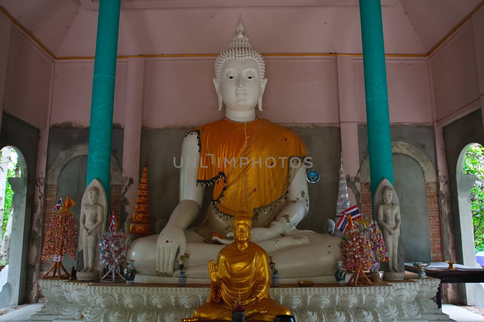 White Buddha in Wat Phalad by criminalatt