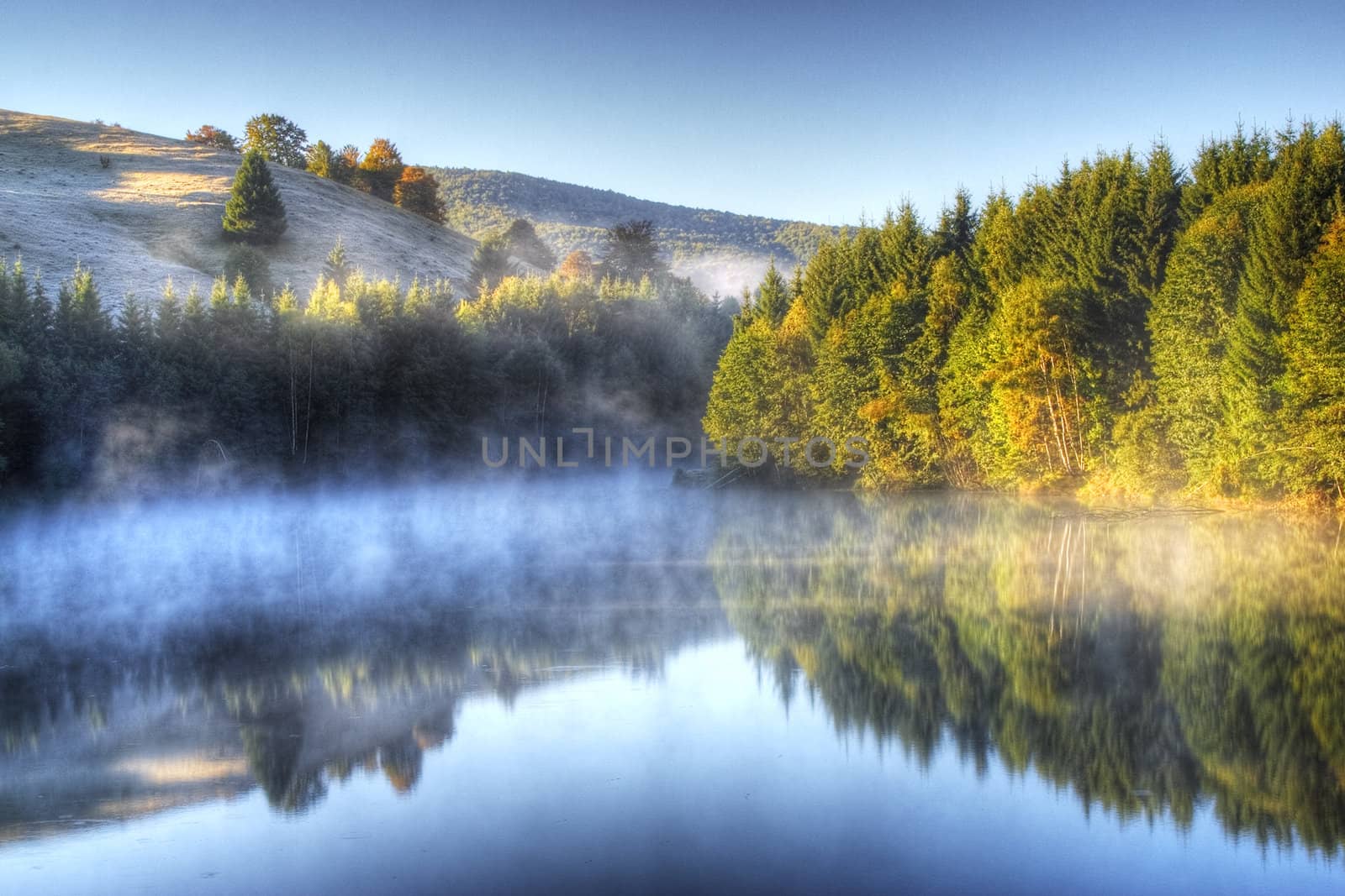 Photo of a beautiful romanian lake