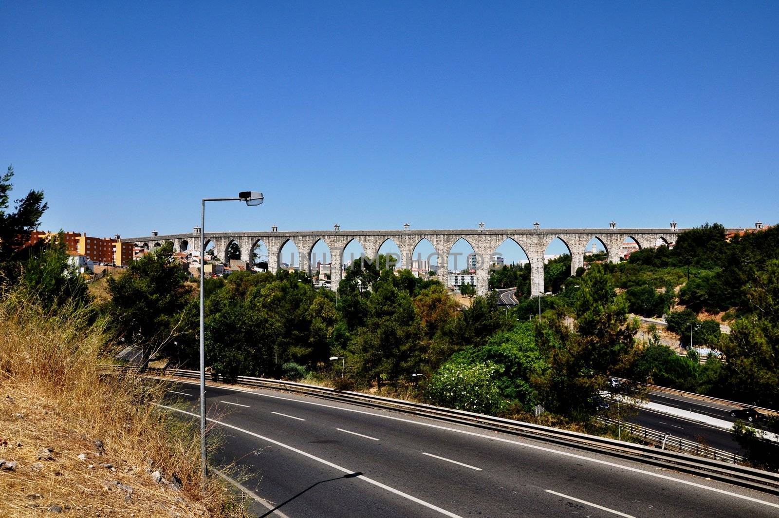 The Águas Livres Aqueduct has been supplying the town of Lisbon of its waters since 1748 and it is considered to be one of the most remarkable examples of 18th-century Portuguese engineering.Its construction was ordered by king João the 5th.The tallest arches reach a height of 65 m.Of arches in Gothic style. It is considered to be a masterpiece of engineering of the Baroque period.