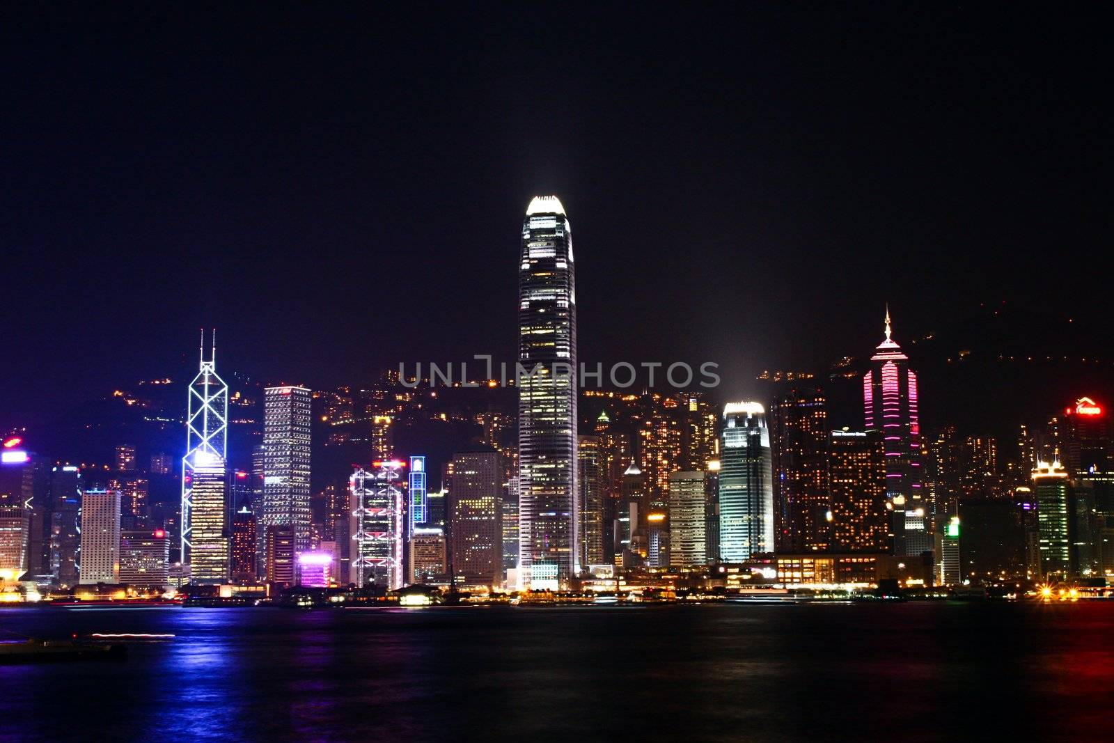 Night scene in Hong Kong by yayalineage