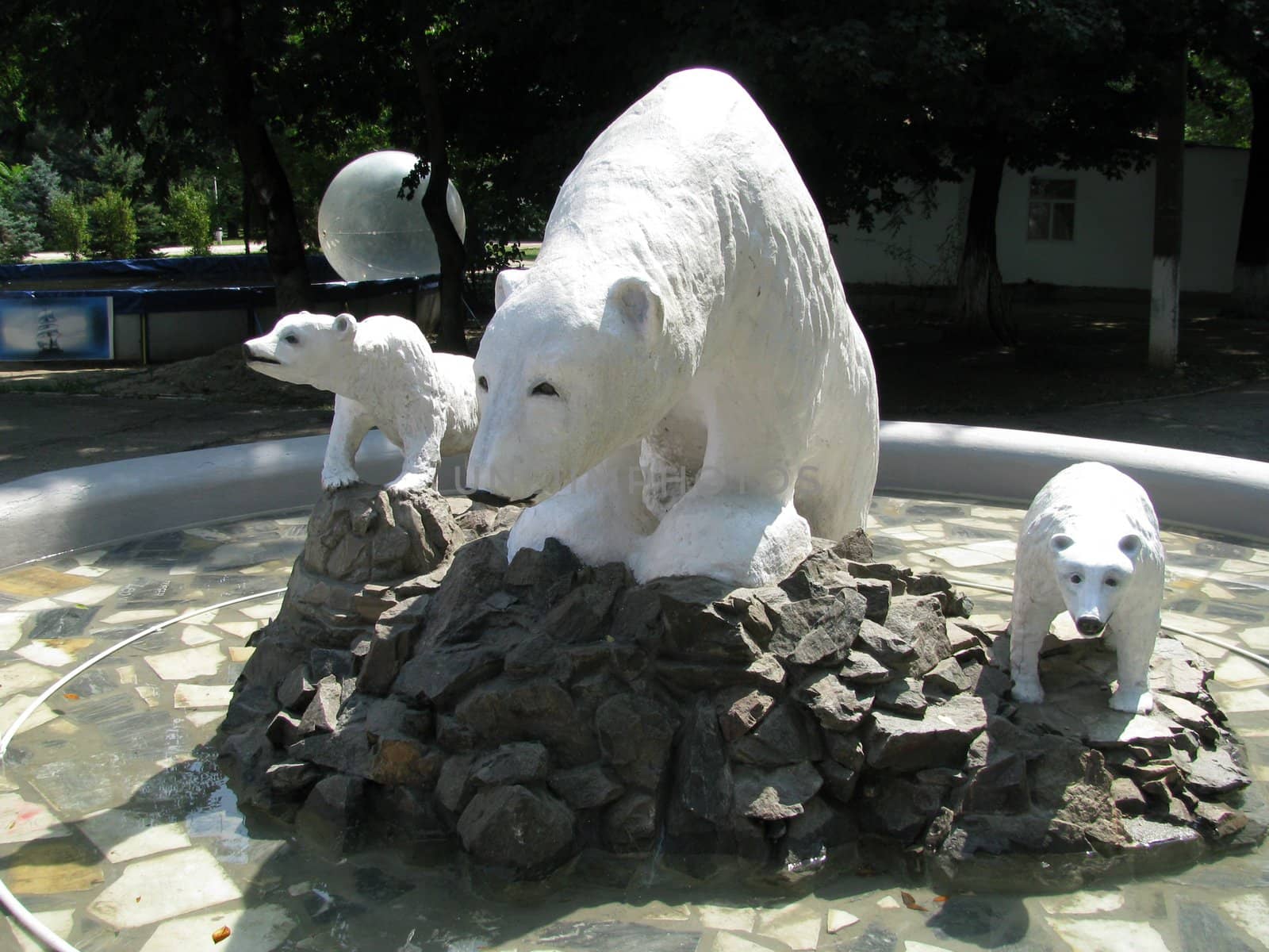 Three bears, sculpture, monument, scenery, park, a bear, bear cubs, a fountain, water, a reservoir, square, a kind, a construction, a composition