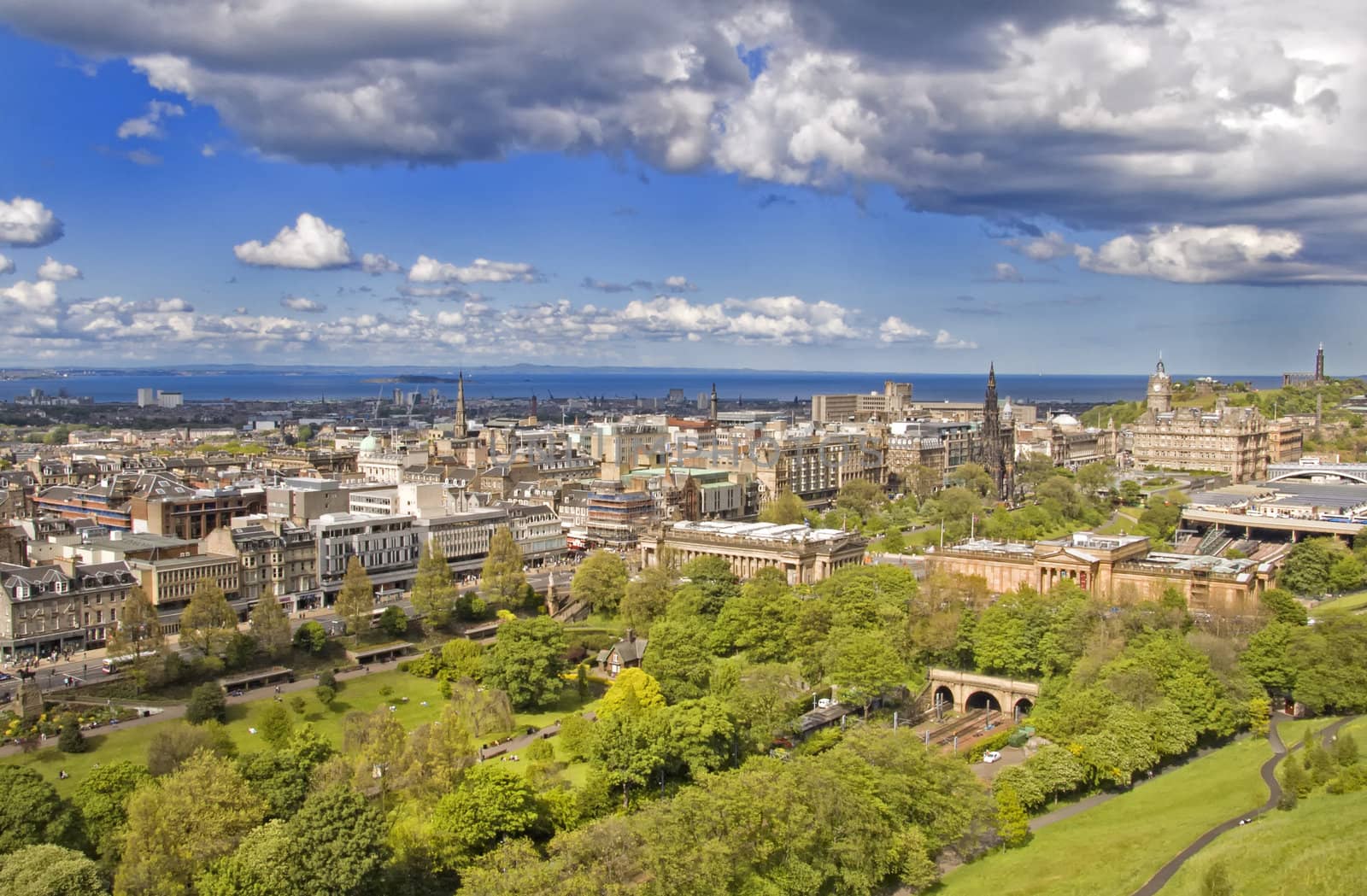 Edinburgh Skyline by urmoments