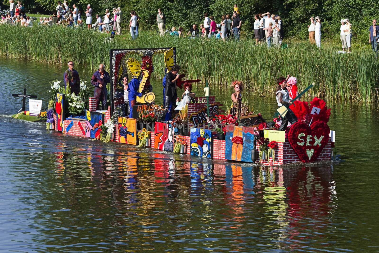 VLAARDINGEN, THE NETHERLANDS - JULI 2010: Beautiful flower boats in the unique annual Westland Floating Parade Juli 30, 2010, Vlaardingen, the Netherlands.

