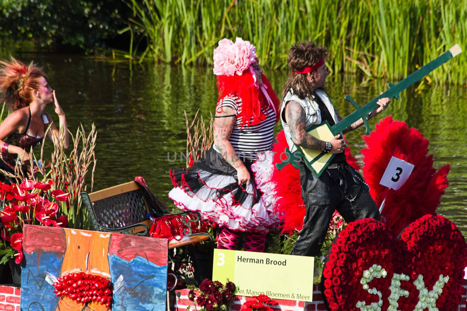 VLAARDINGEN, THE NETHERLANDS - JULI 2010: Beautiful flower boats in the unique annual Westland Floating Parade Juli 30, 2010, Vlaardingen, the Netherlands.

