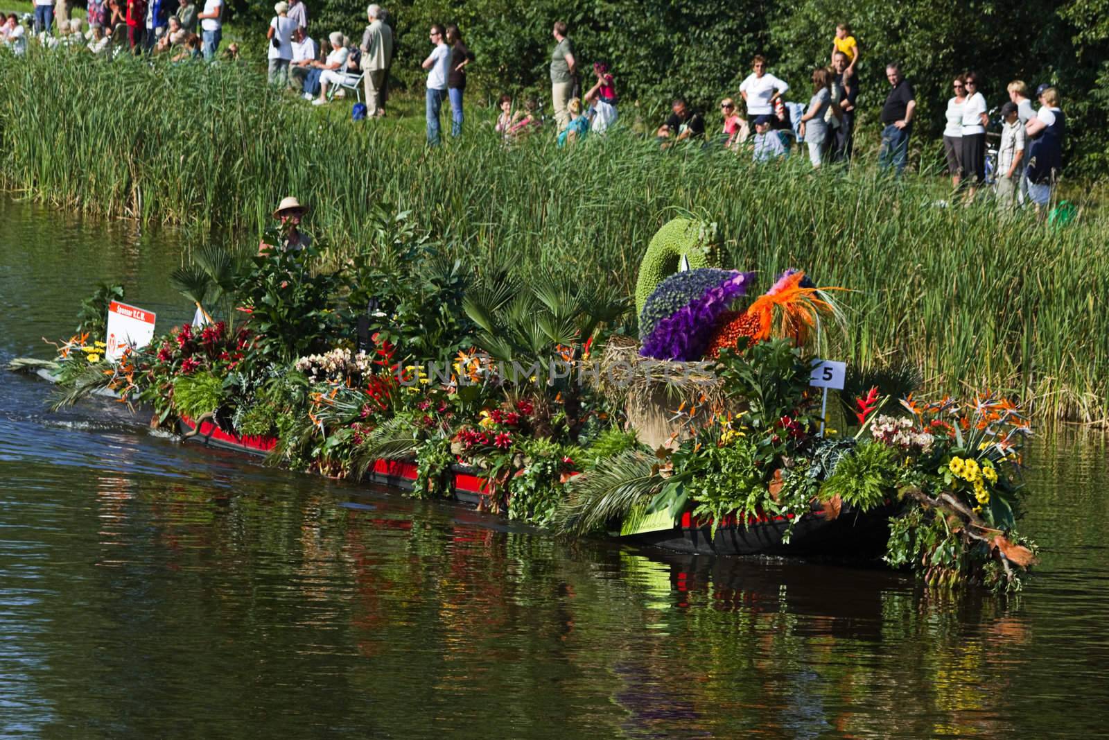 VLAARDINGEN, THE NETHERLANDS - JULI 2010: Beautiful flower boats in the unique annual Westland Floating Parade Juli 30, 2010, Vlaardingen, the Netherlands.

