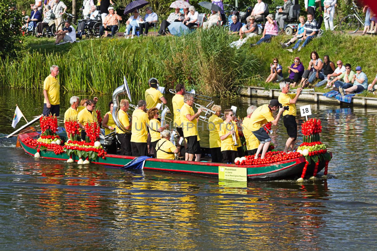 VLAARDINGEN, THE NETHERLANDS - JULI 2010: Beautiful flower boats in the unique annual Westland Floating Parade Juli 30, 2010, Vlaardingen, the Netherlands.

