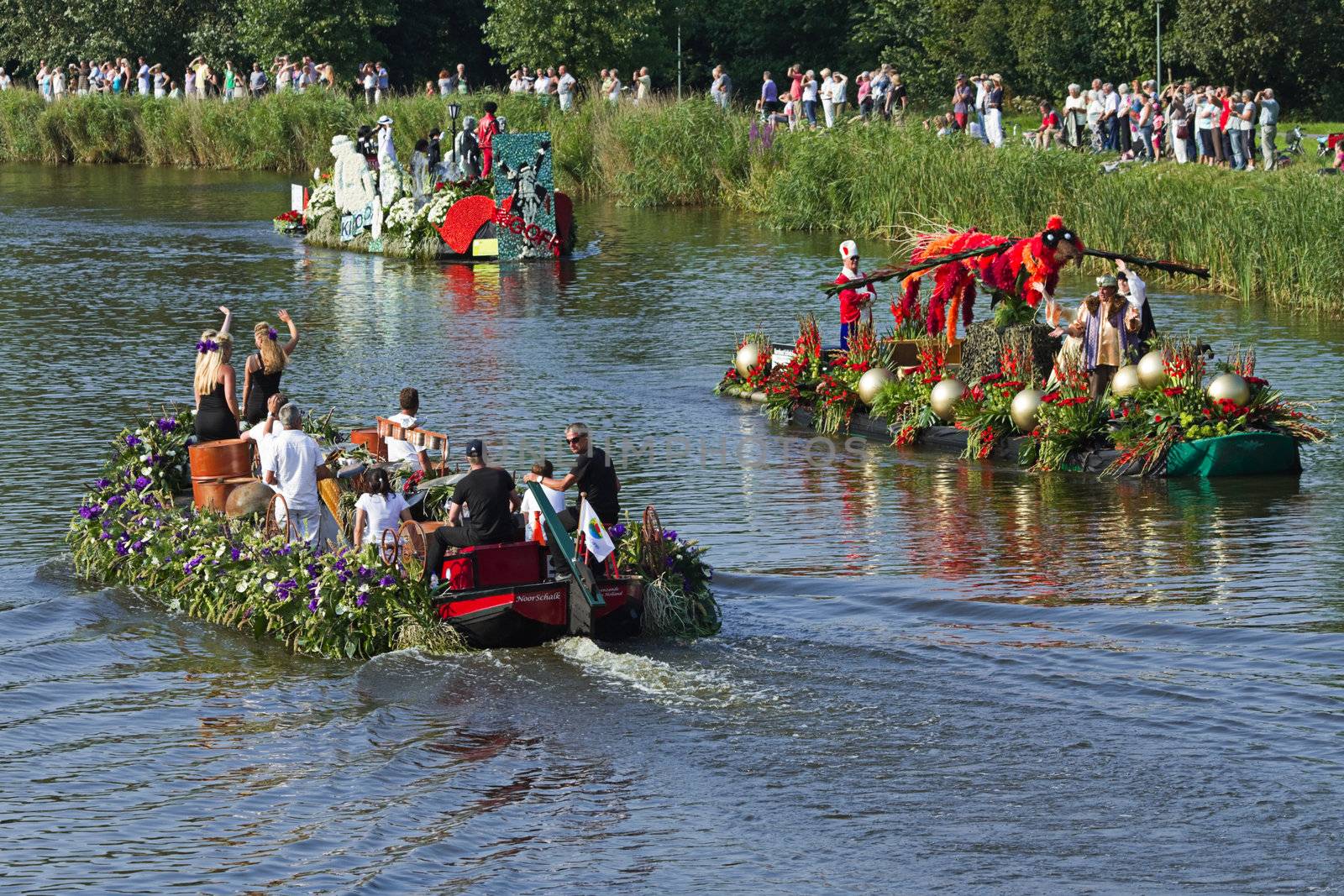 VLAARDINGEN, THE NETHERLANDS - JULI 2010: Beautiful flower boats in the unique annual Westland Floating Parade Juli 30, 2010, Vlaardingen, the Netherlands.

