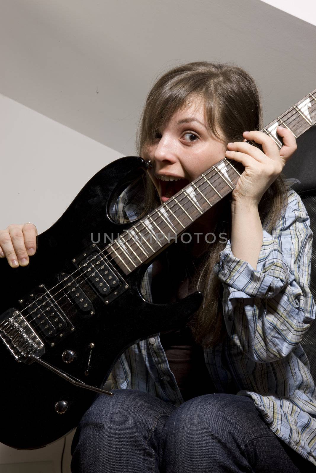 Young woman playing in guitar