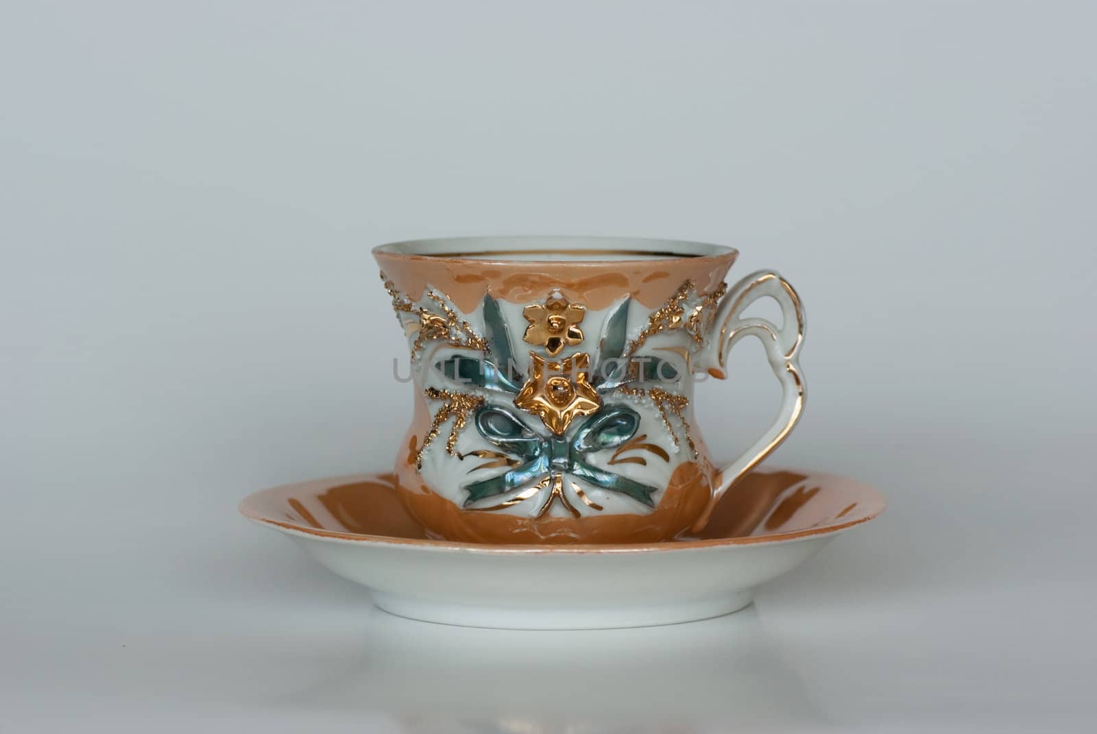 tea cup with decoration I by pikolo