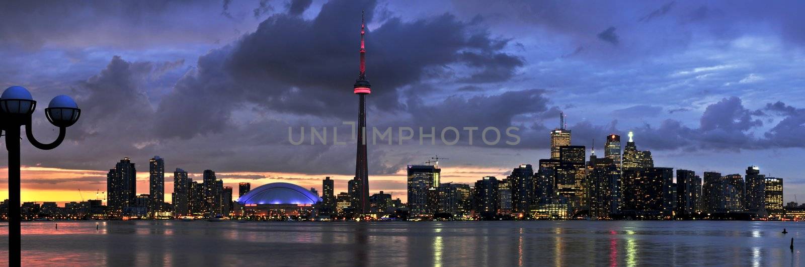 Toronto skyline by elenathewise