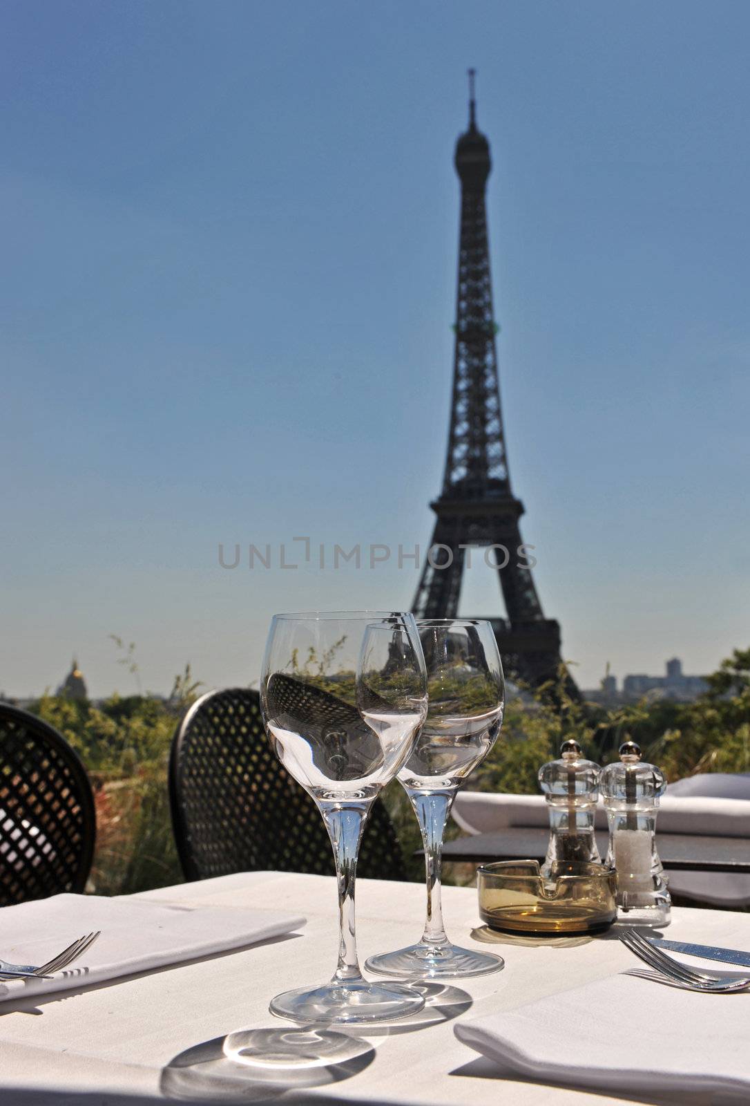 restaurant and Eiffel tower by cynoclub