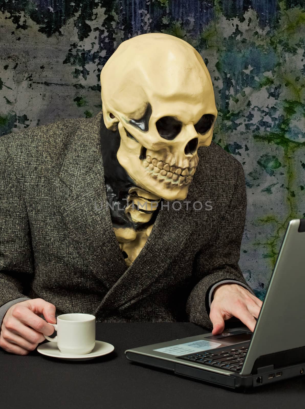 The terrible person - a skeleton uses the Internet