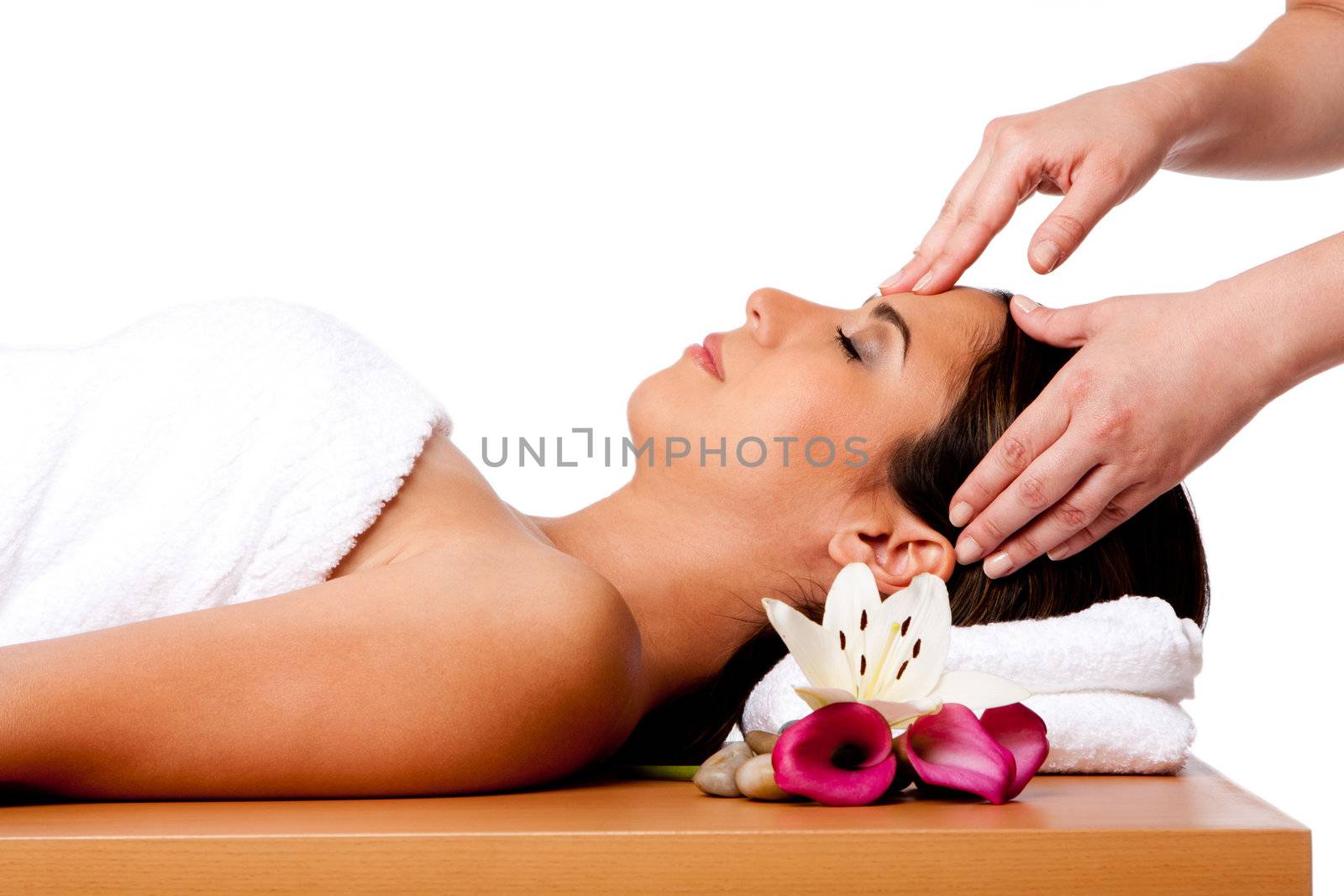 Facial massage in spa by phakimata