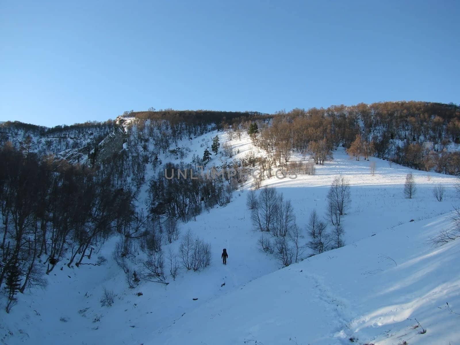 Traces; a relief; a landscape; a hill; a panorama; mountains