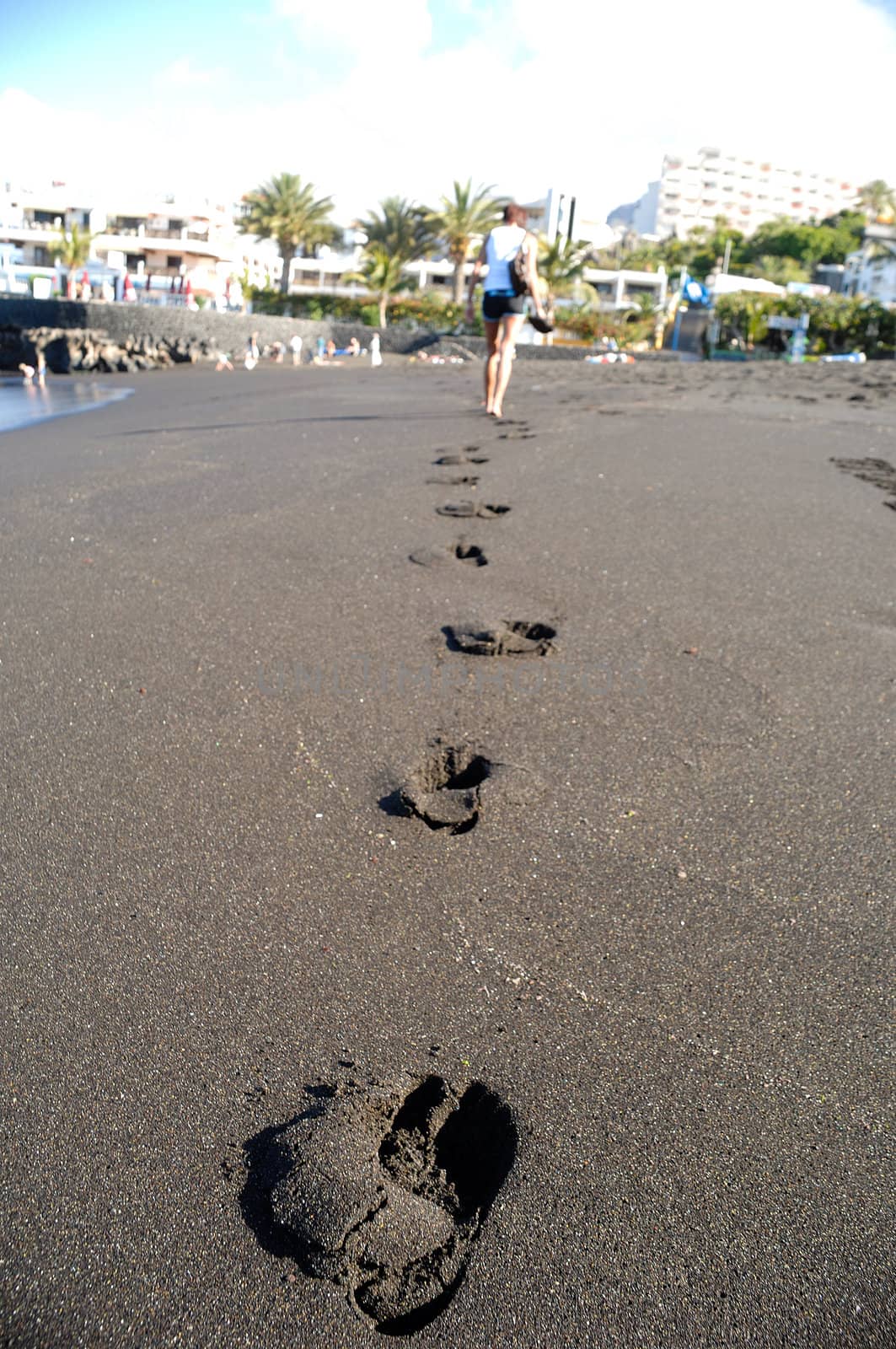 Footprints on the beach by cfoto