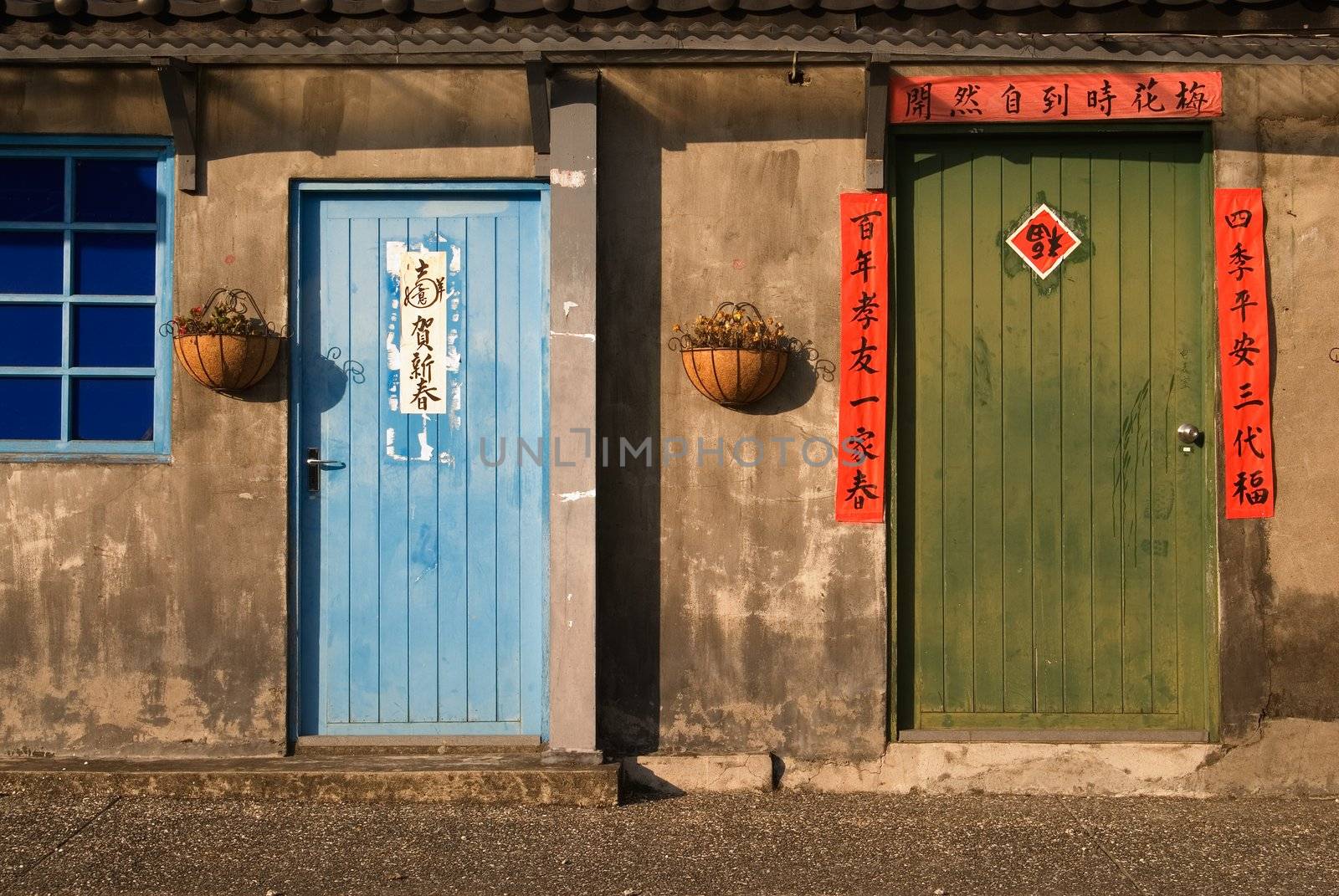 Old community and color fading Spring Festival couplets. It looked so lonely and desolate, even if the red greed door with red couplet.