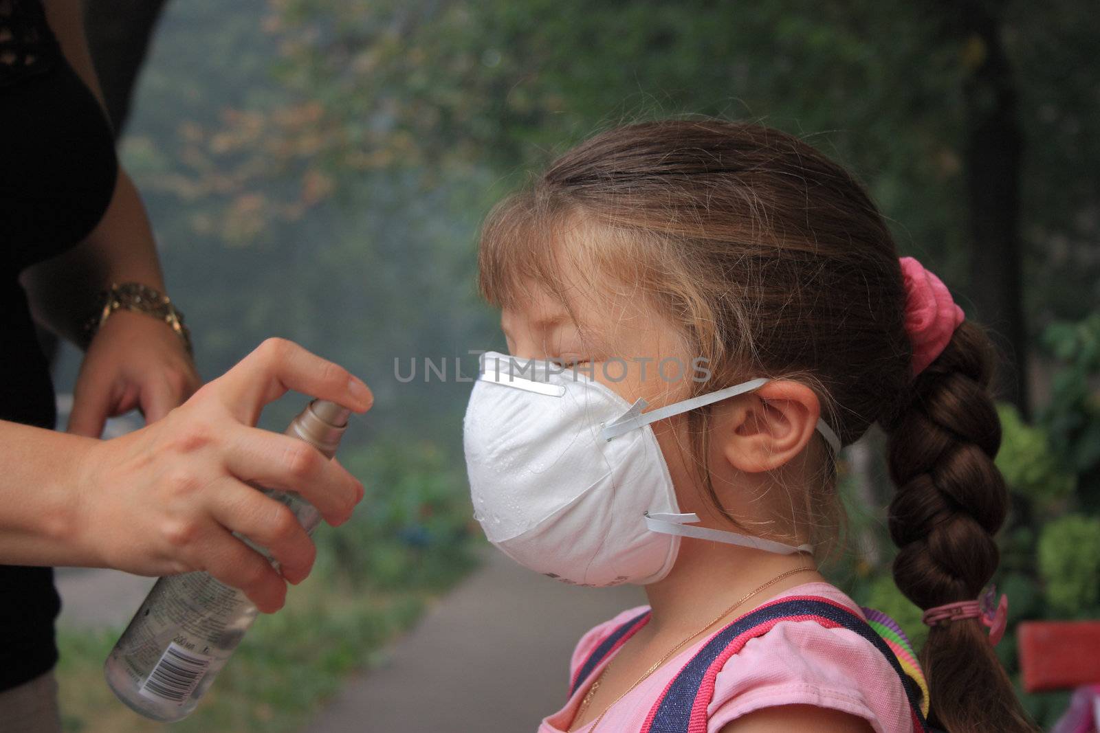 Wetted breathing mask On the little girl