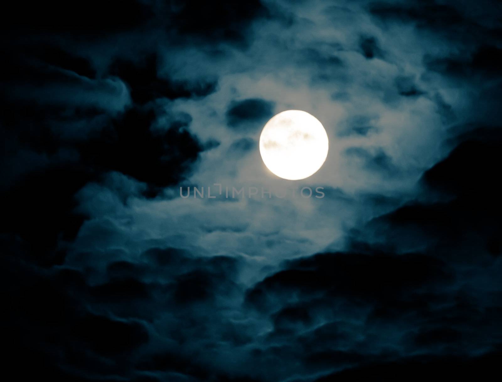 Full Moon by p0temkin