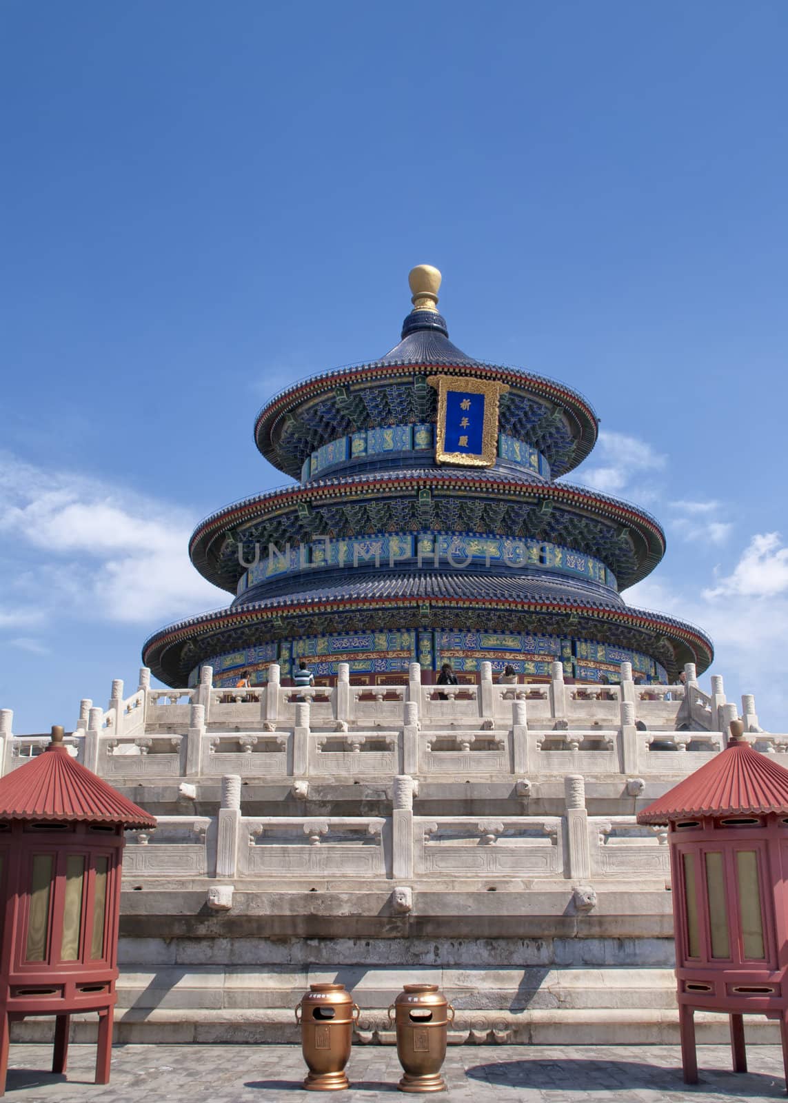 Beijing Temple of Heaven: temple with trash cans.