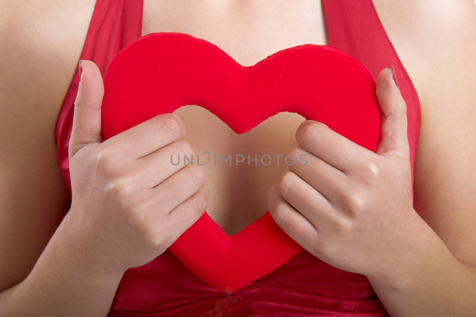 Woman holding a valentine hearth in the hands 