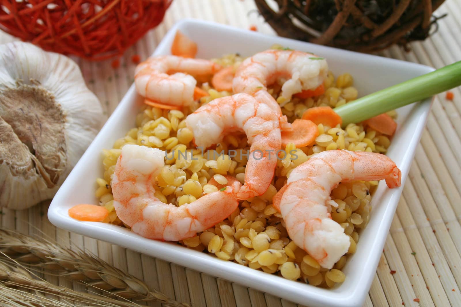 fresh salad of lentils with prawns