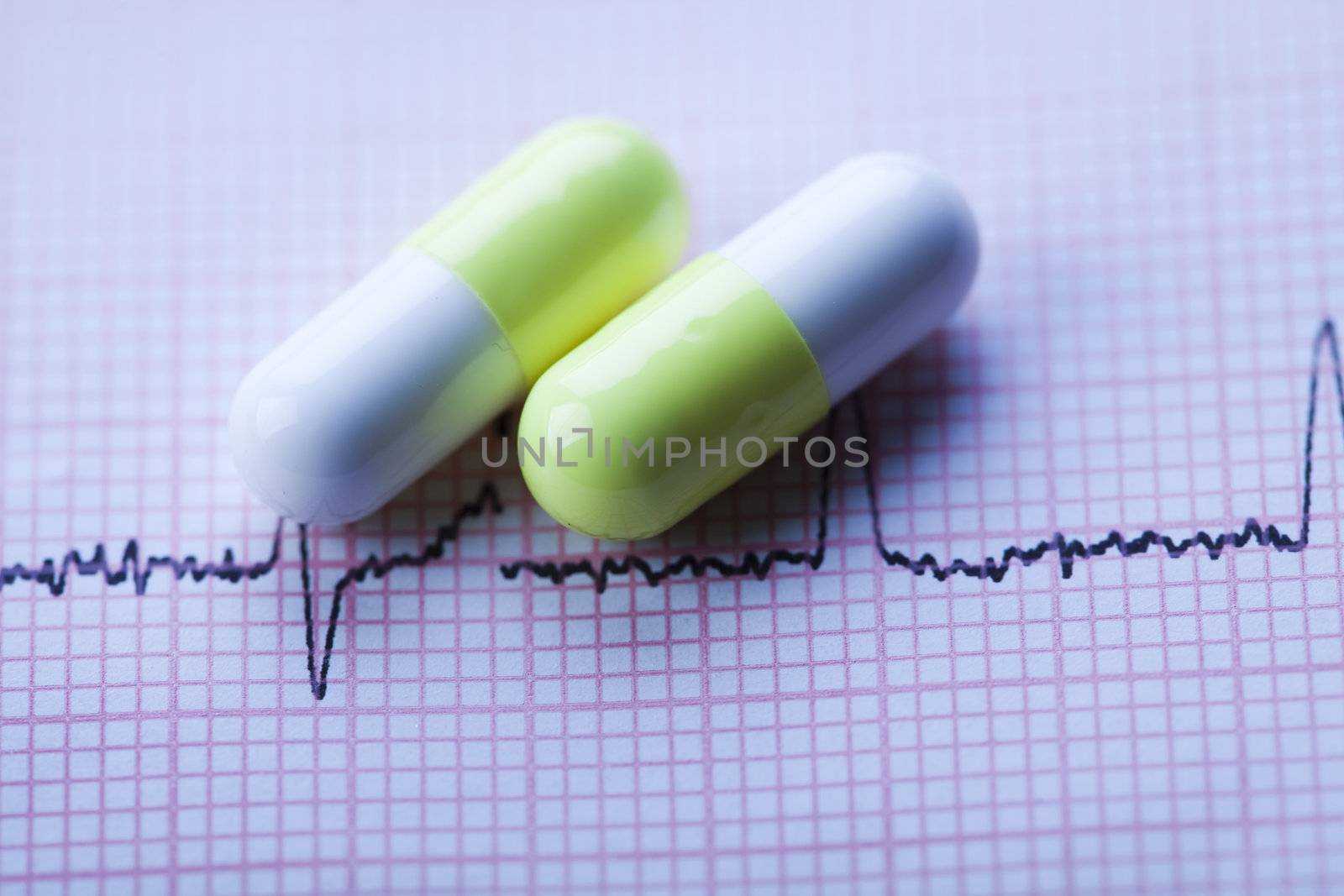 Ekg and pills by JanPietruszka