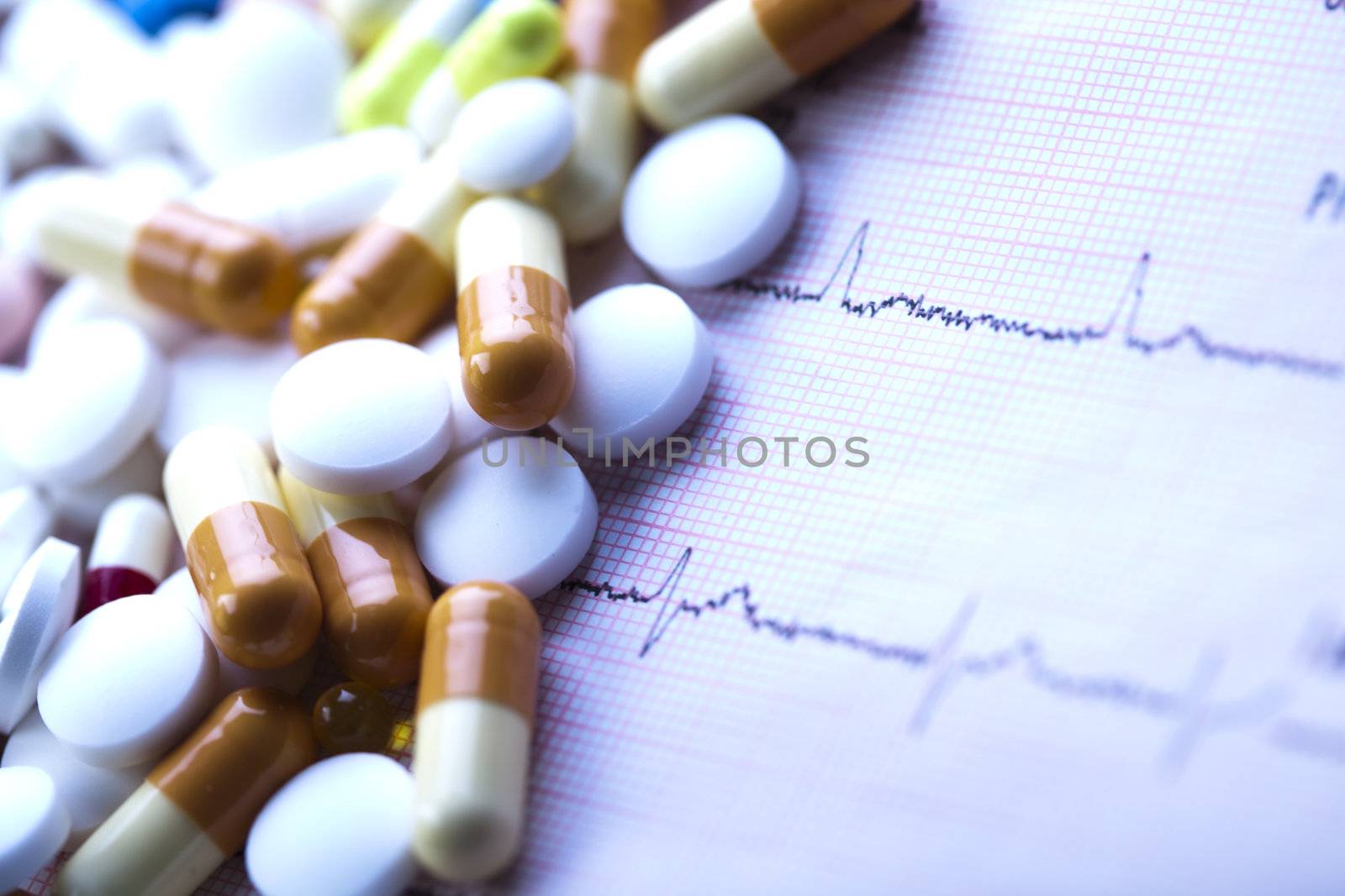 Ekg and pills by JanPietruszka