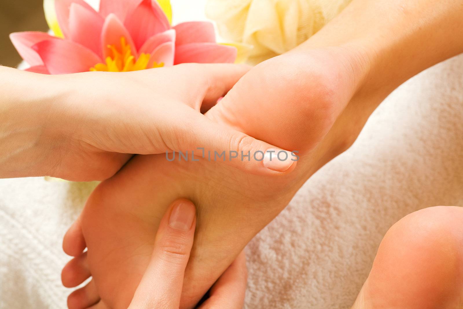 Feet massage by Kzenon