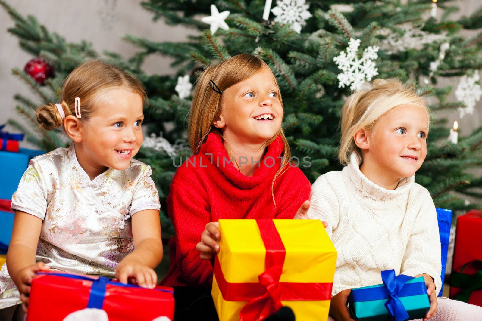 Christmas - Children with presents by Kzenon