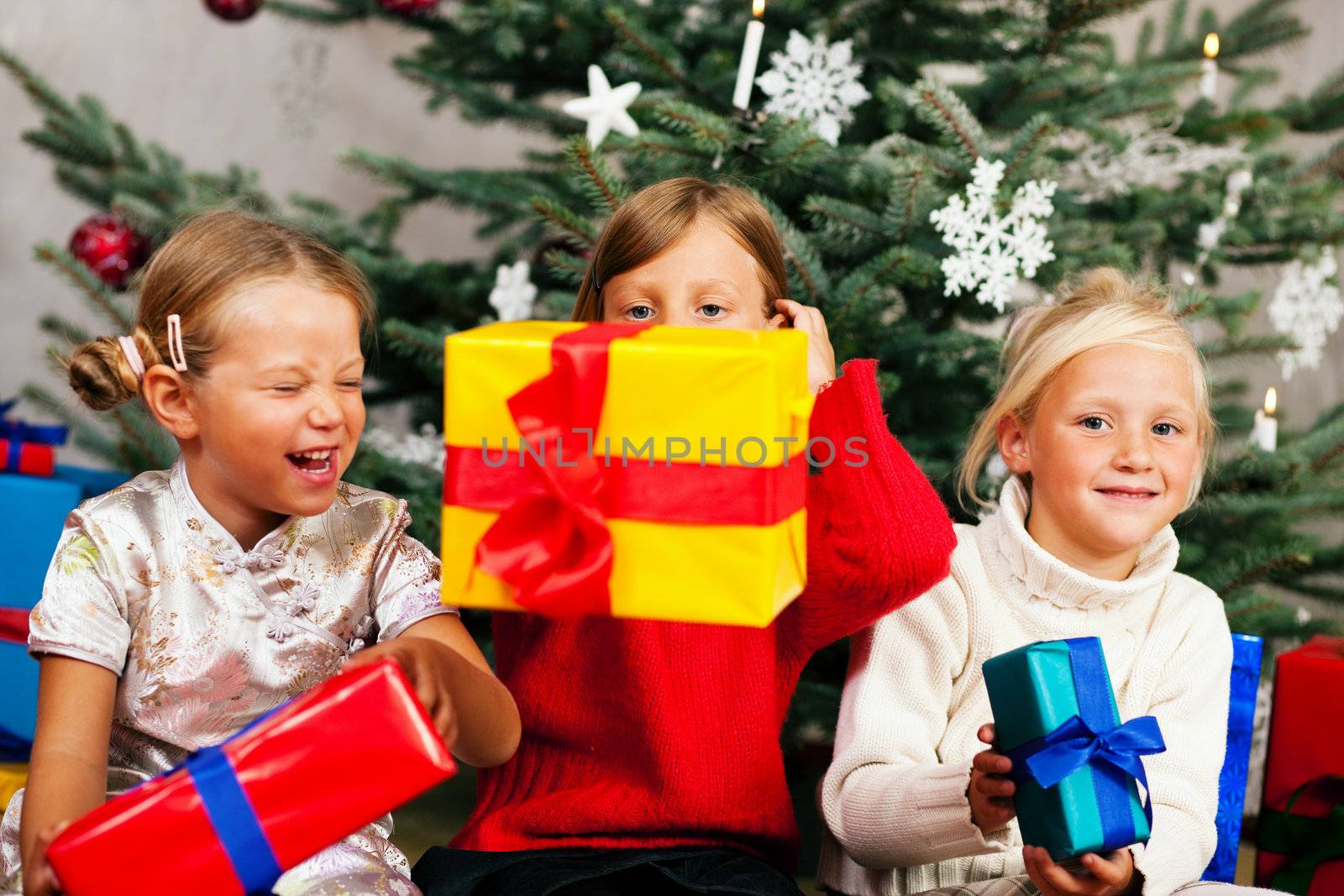 Christmas - Children with presents by Kzenon