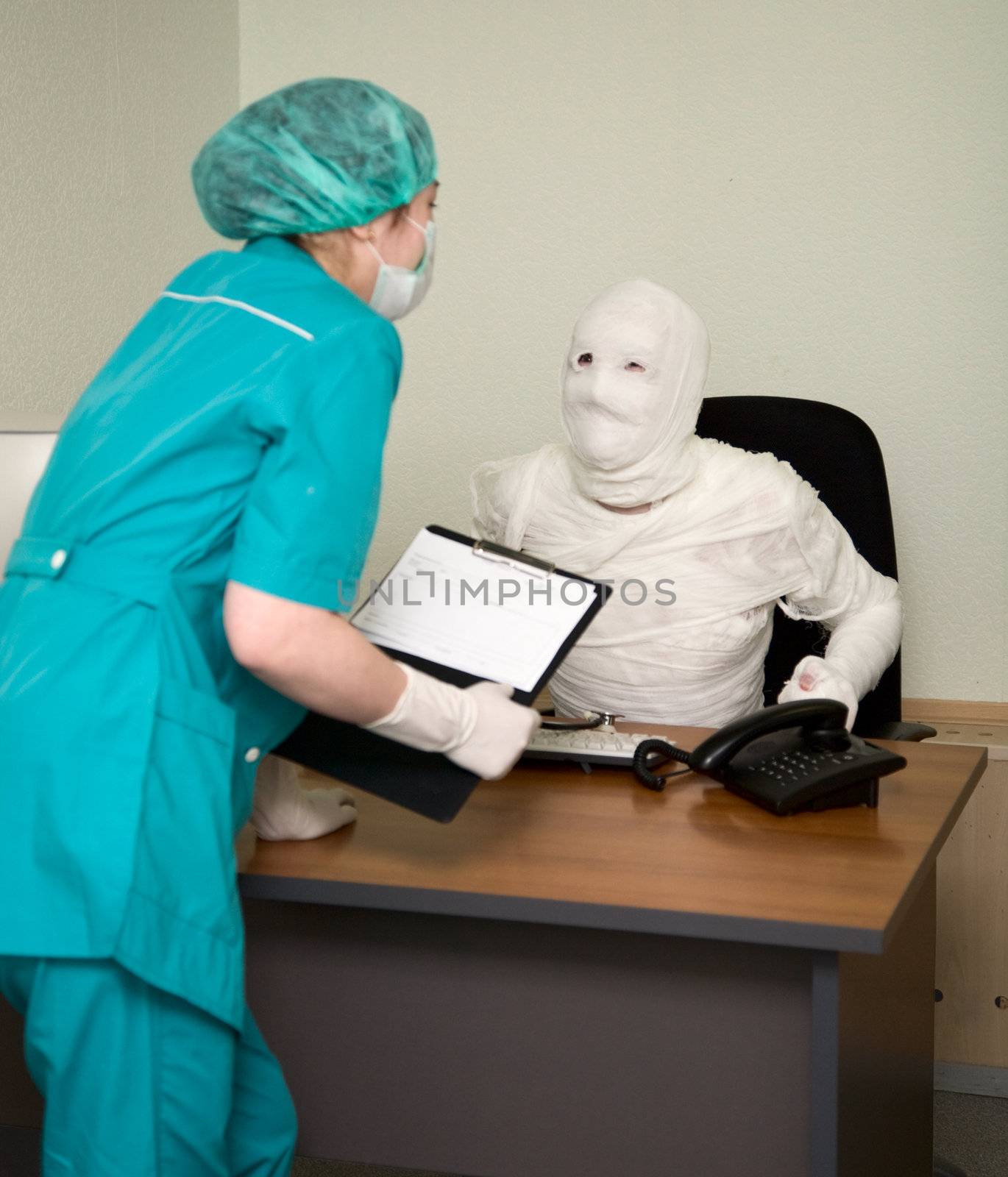 The patient similar to a mummy and the doctor, at office