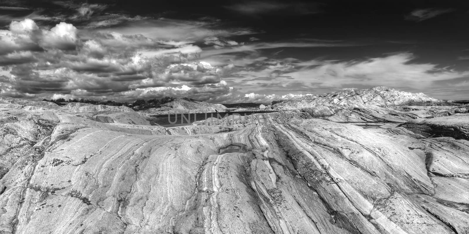 Black and white picture of stormy weathers coming