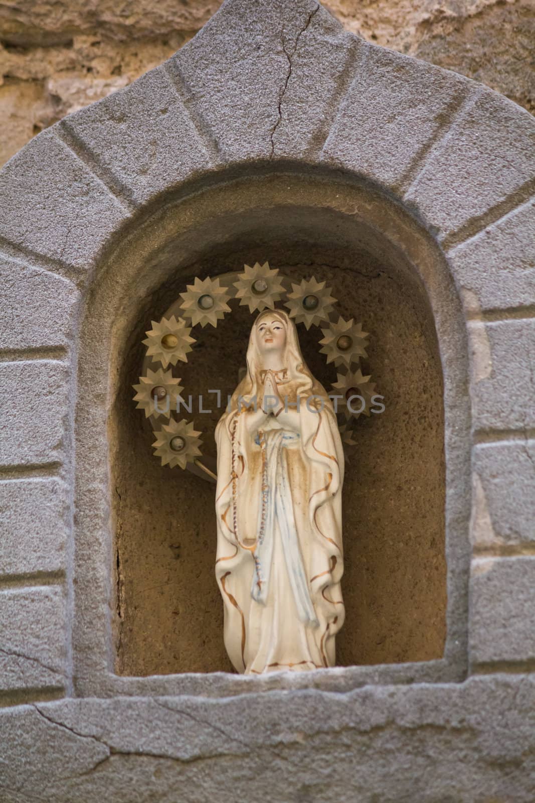 Statue of a Madonna in a niche