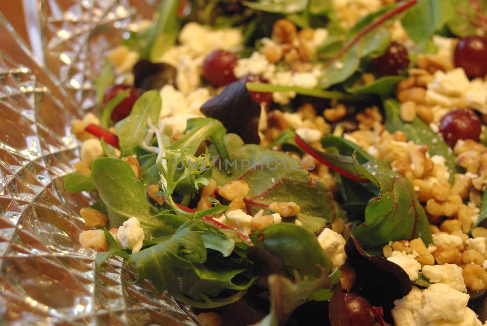 Green salad with grapes, walnuts and blue cheese