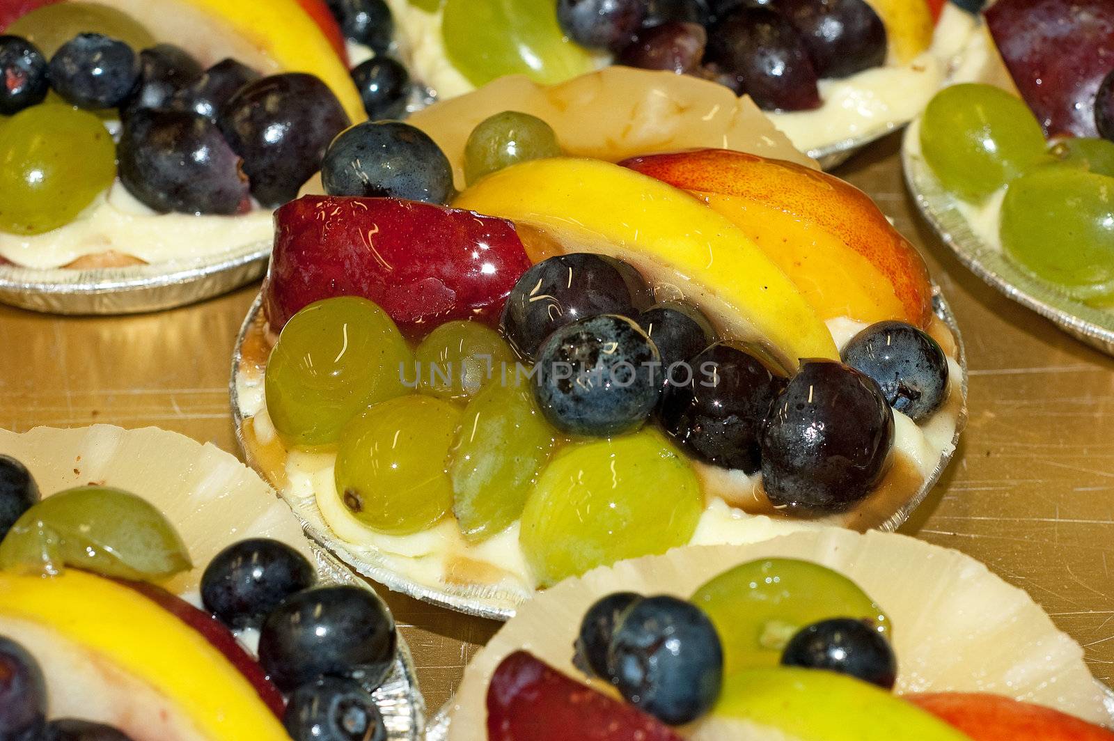 Round fairy cake garnished with different fruits