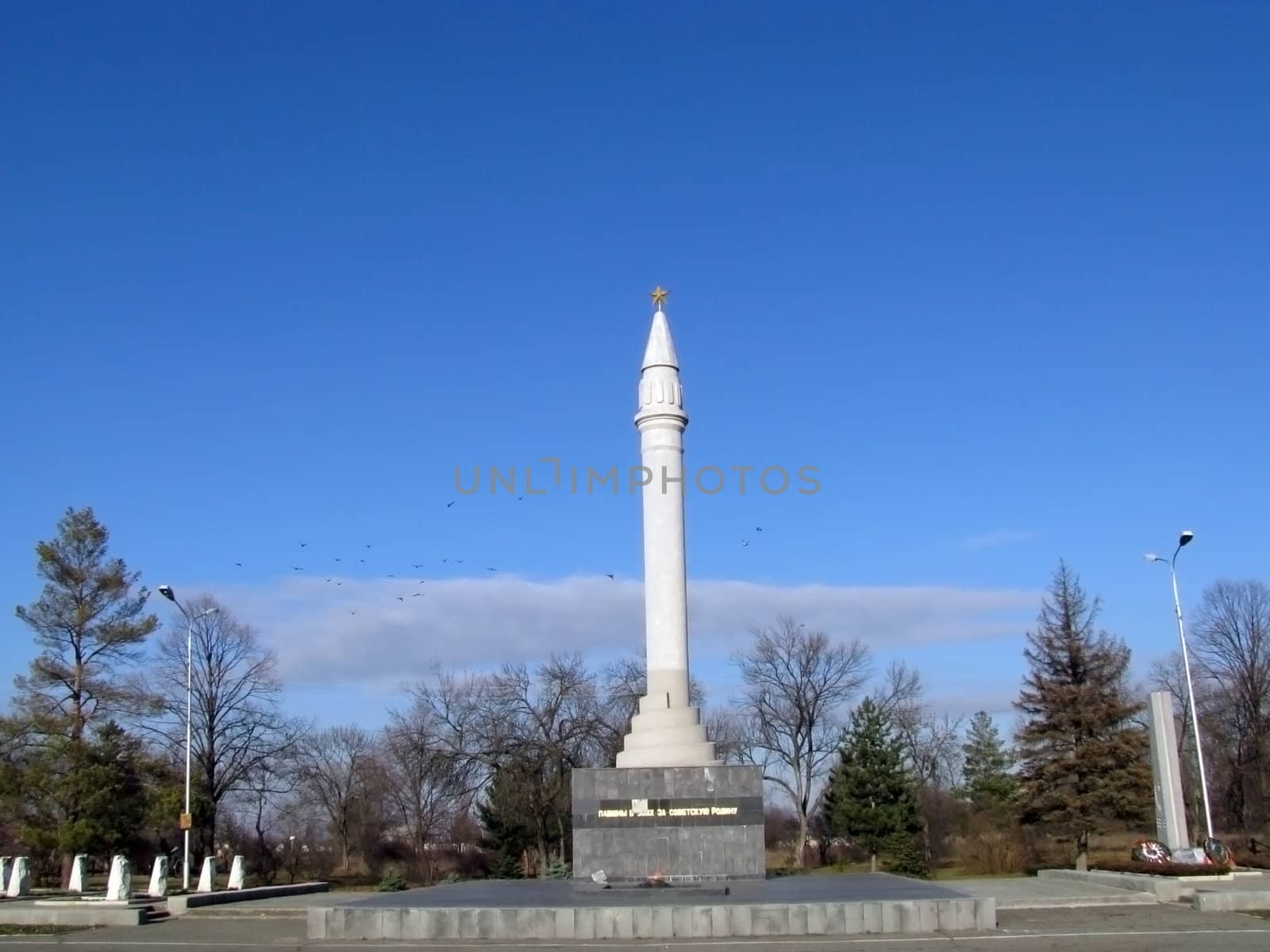 Monument, eternal flame, laid, architectral building, styles, park, garden, place for rest and walks, tree, star, place of the worship, memory, blue sky, city