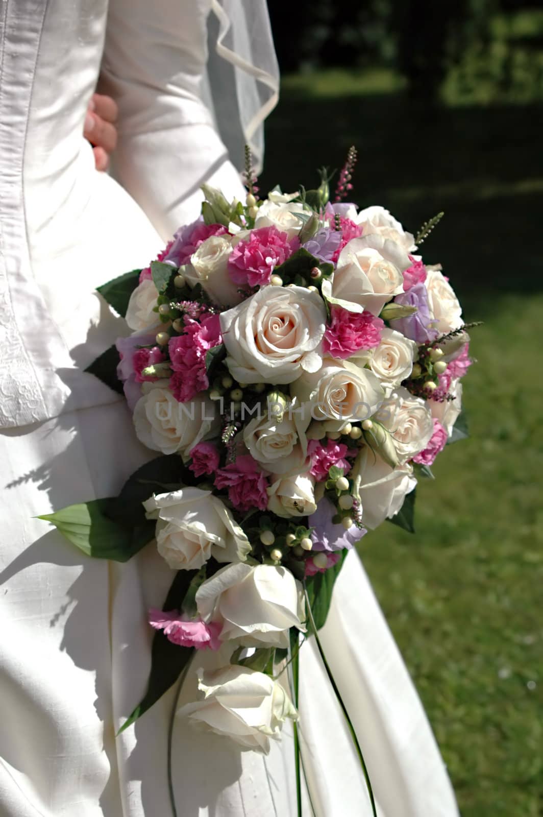 Bouquet and bride by cfoto