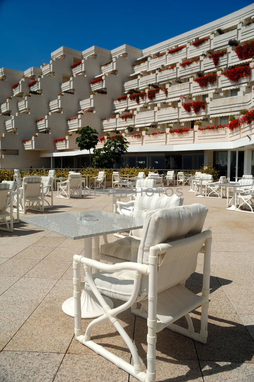 Empty table and hotel by cfoto