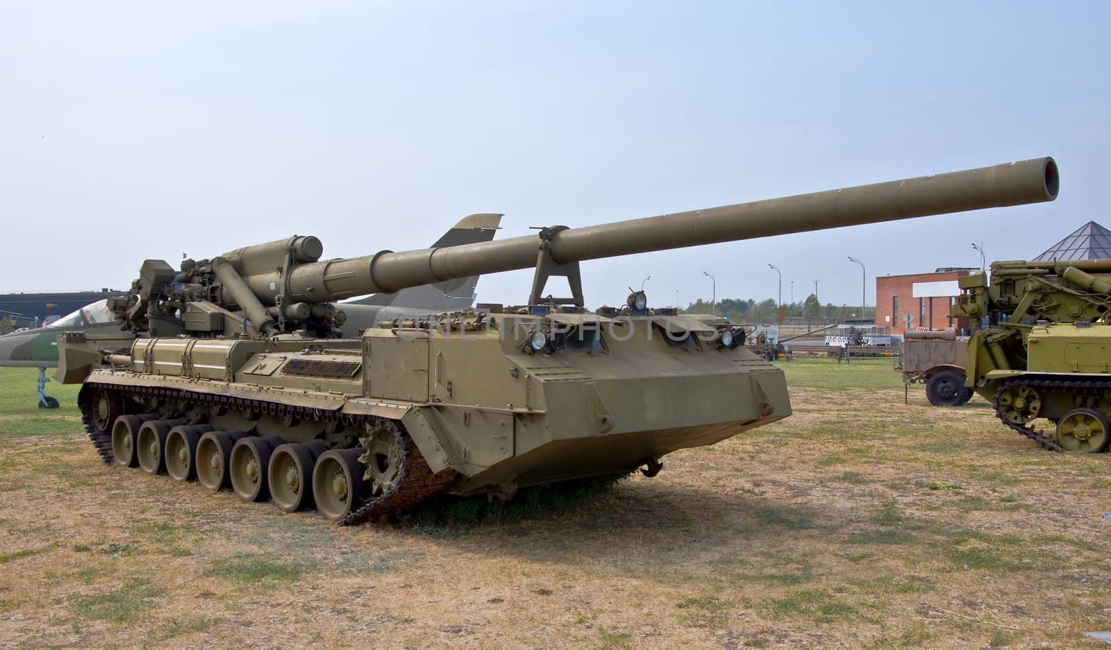 Heavy army self-propelled unit with a gun. Firing range of 30-35 km. Armored Army equipment.