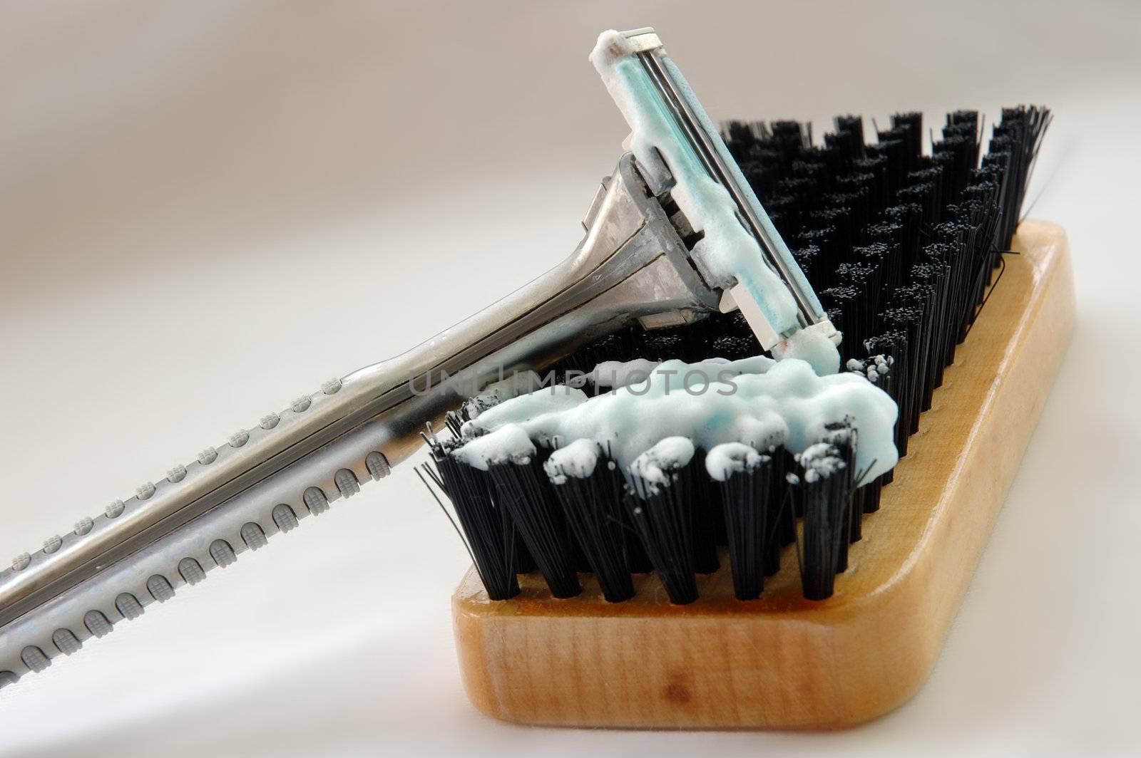 Time for hard shave. Brush like symbol of wiry (coarse) bristle.