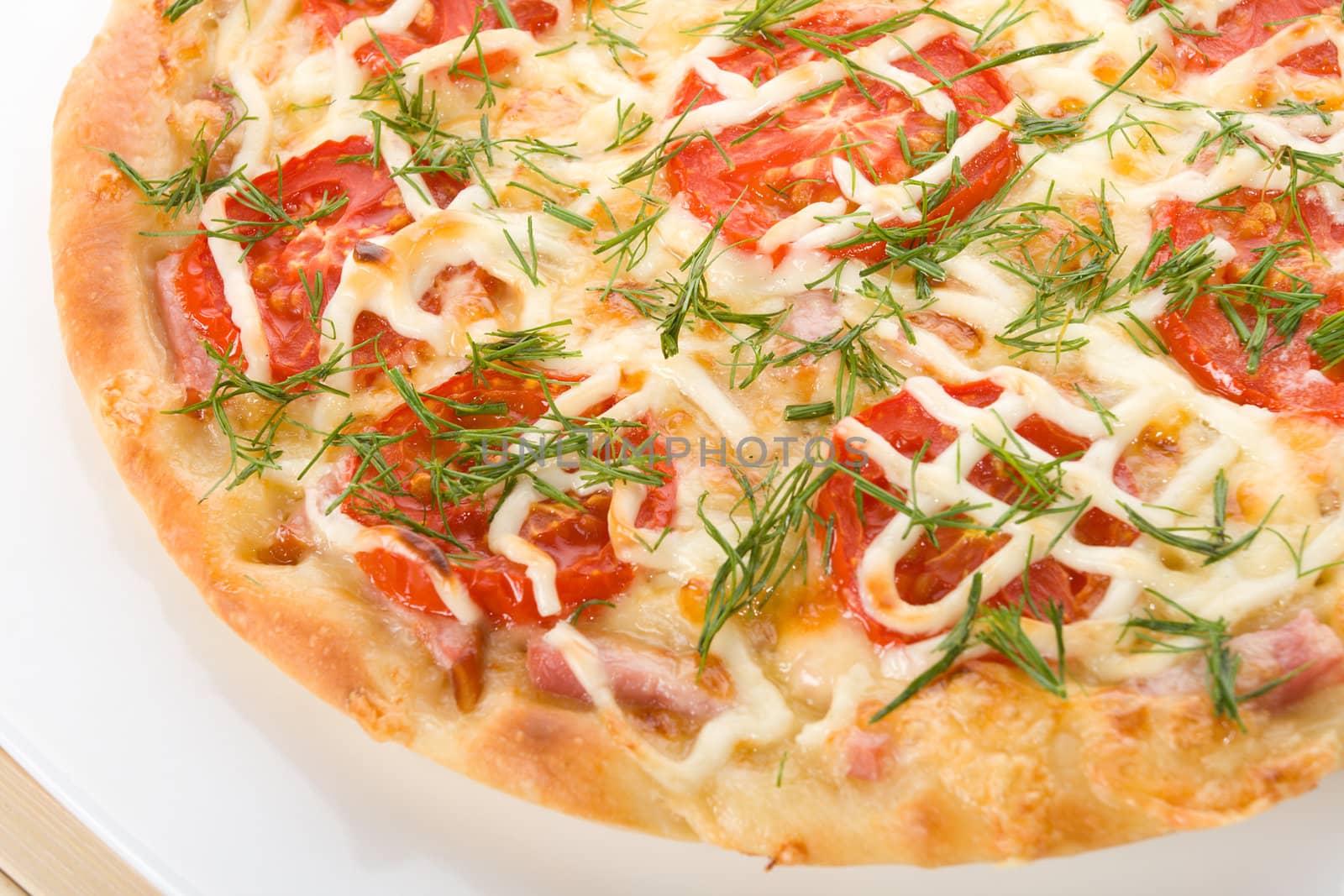 close-up prepared pizza with tomatoes on plate