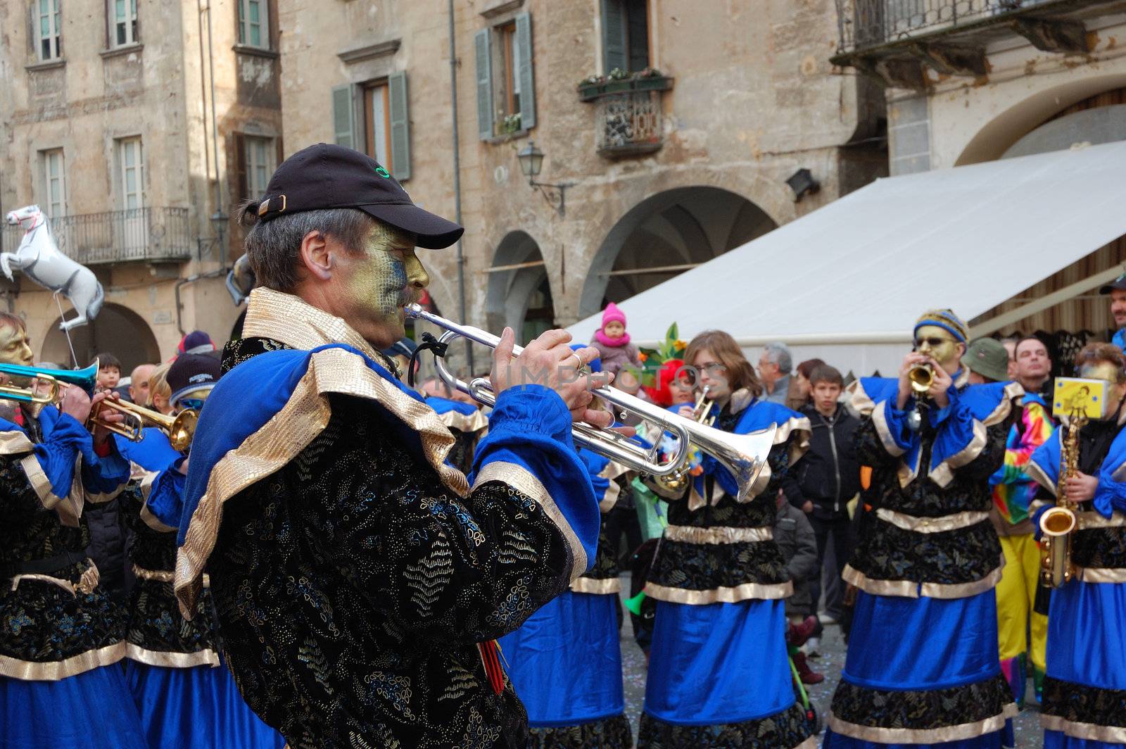 DOMODOSSOLA, ITALY - FEBRUARY 21: Traditional Swiss band "Joopimuisig Chruit Frassar" performs outdoor at Carnival. February  21, 2009 in Domodossola, Italy.