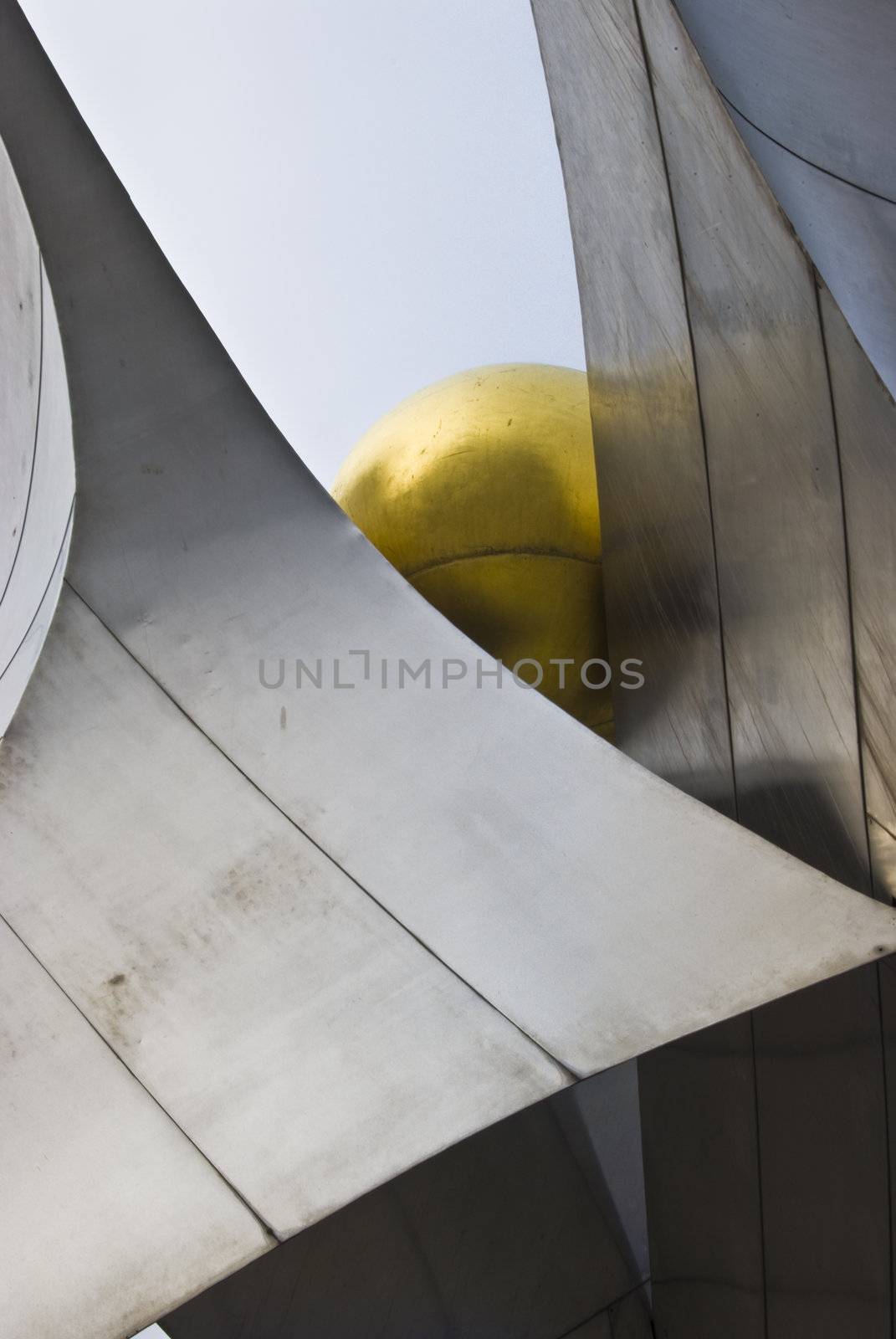 modern sculpture symbolizing peace in Dresden