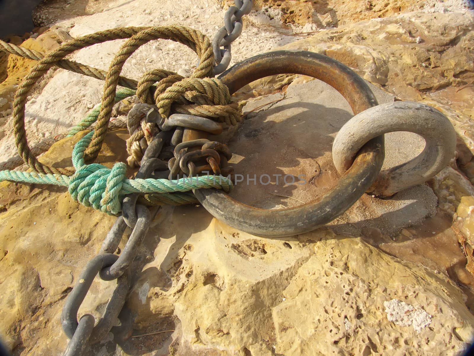 close-up image of a chain and rope mooring